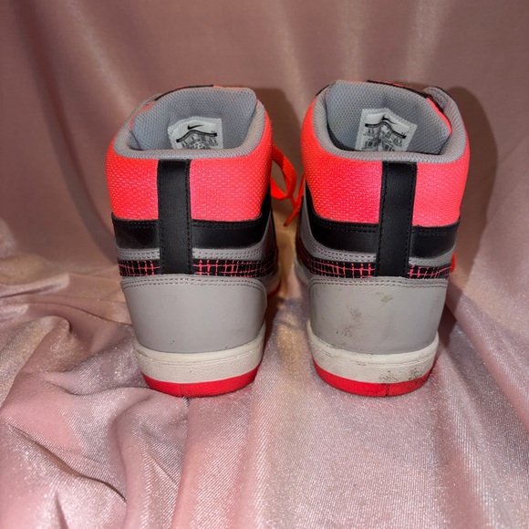 2013 Authentic Nike Air Force 1 Mid “Hyper Pink” – Women’s 8.5 (629746-003) - Picture 4 of 6